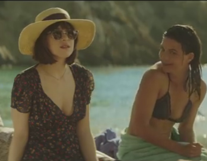 Natalia Tena y Dakota Johnson en el anuncio de estralla damm Vale
