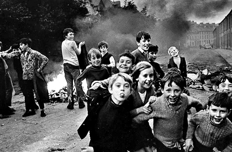 Imagen con varios niños delante de una barricada